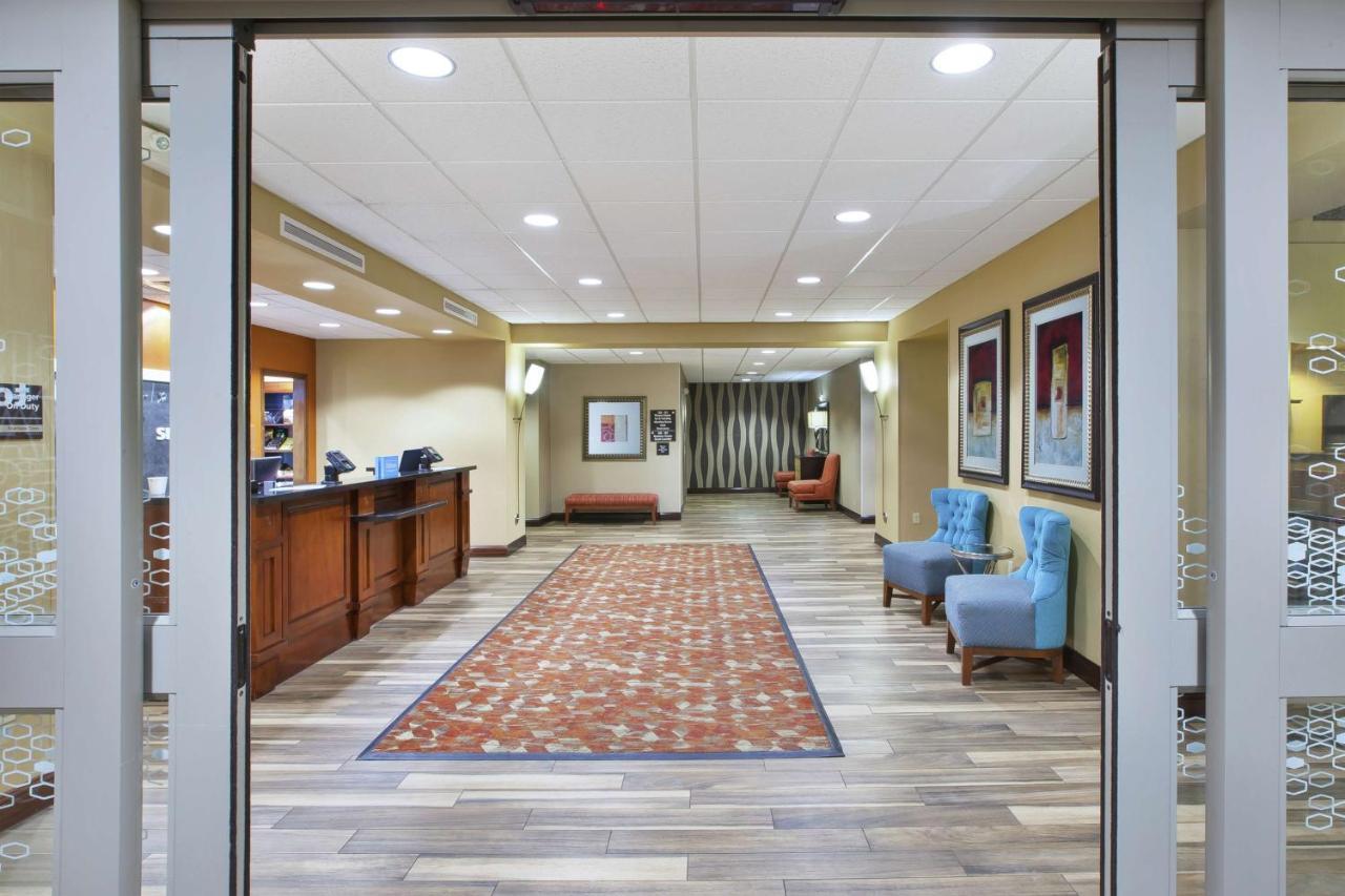 Hampton Inn & Suites Wichita-Northeast Экстерьер фото