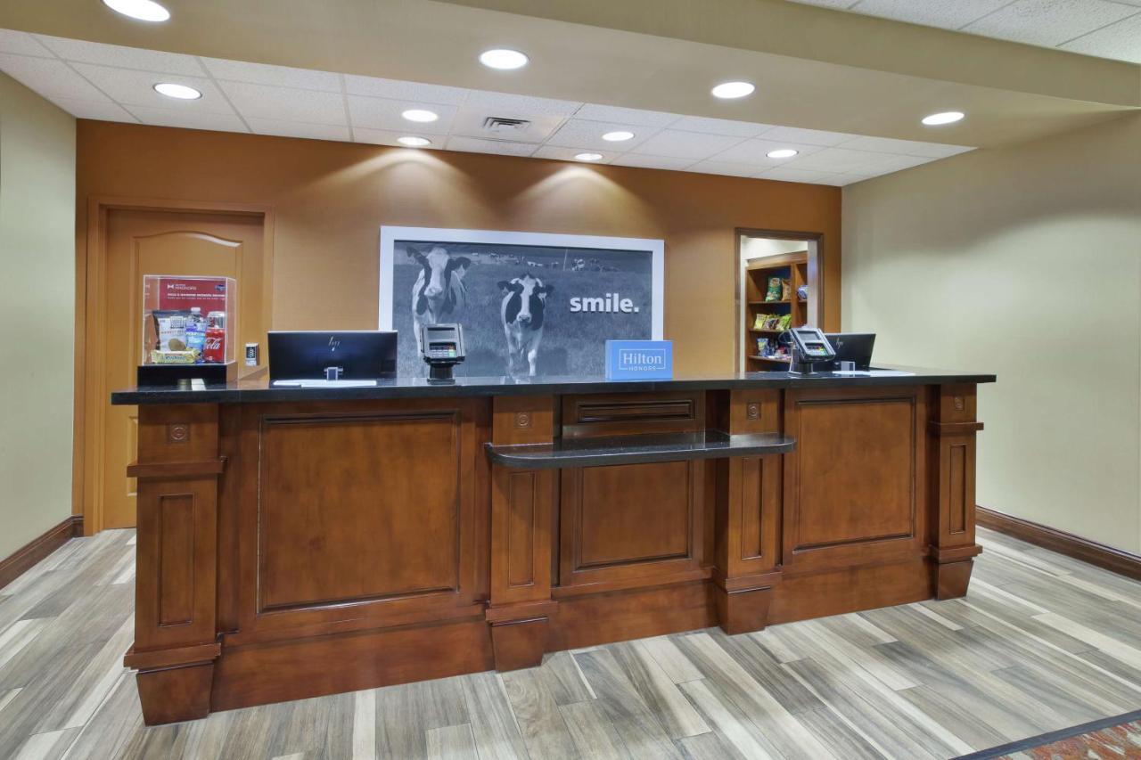 Hampton Inn & Suites Wichita-Northeast Экстерьер фото