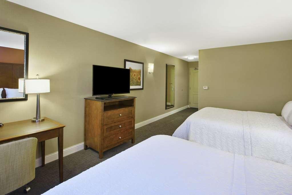 Hampton Inn & Suites Wichita-Northeast Номер фото