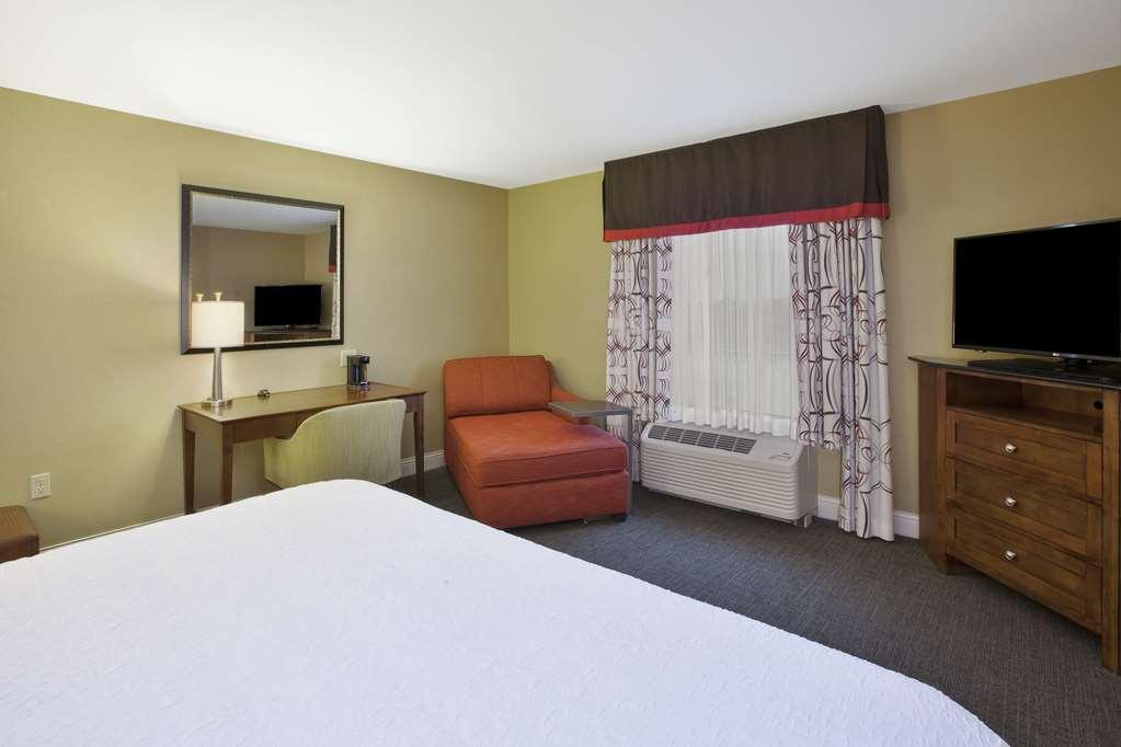 Hampton Inn & Suites Wichita-Northeast Номер фото