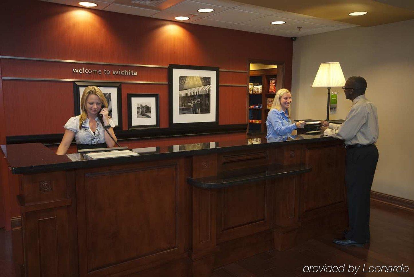 Hampton Inn & Suites Wichita-Northeast Интерьер фото