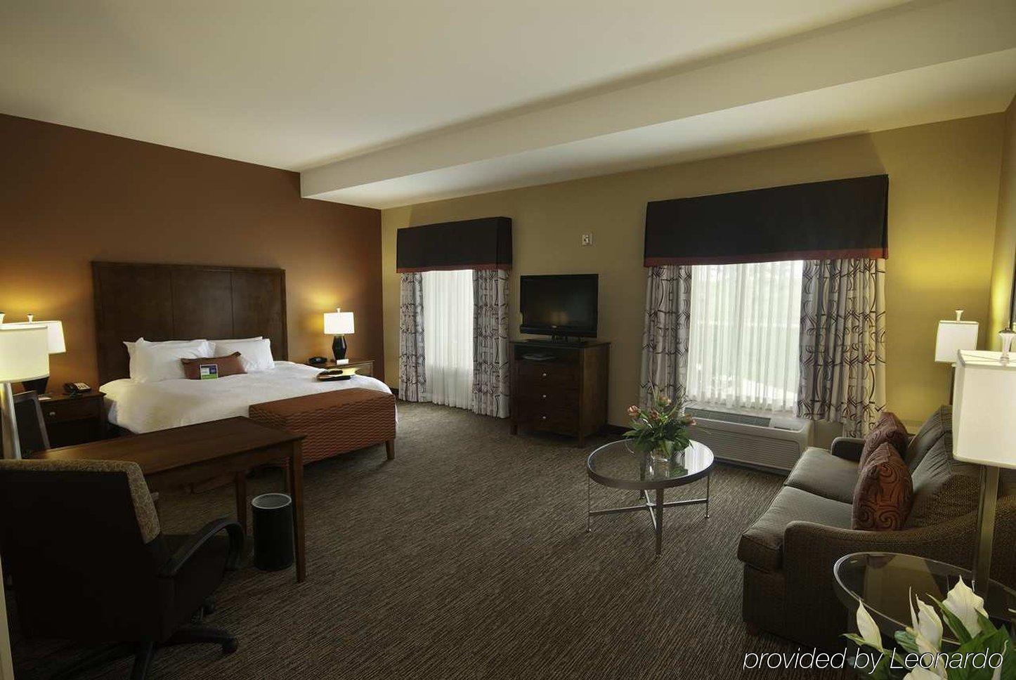 Hampton Inn & Suites Wichita-Northeast Номер фото