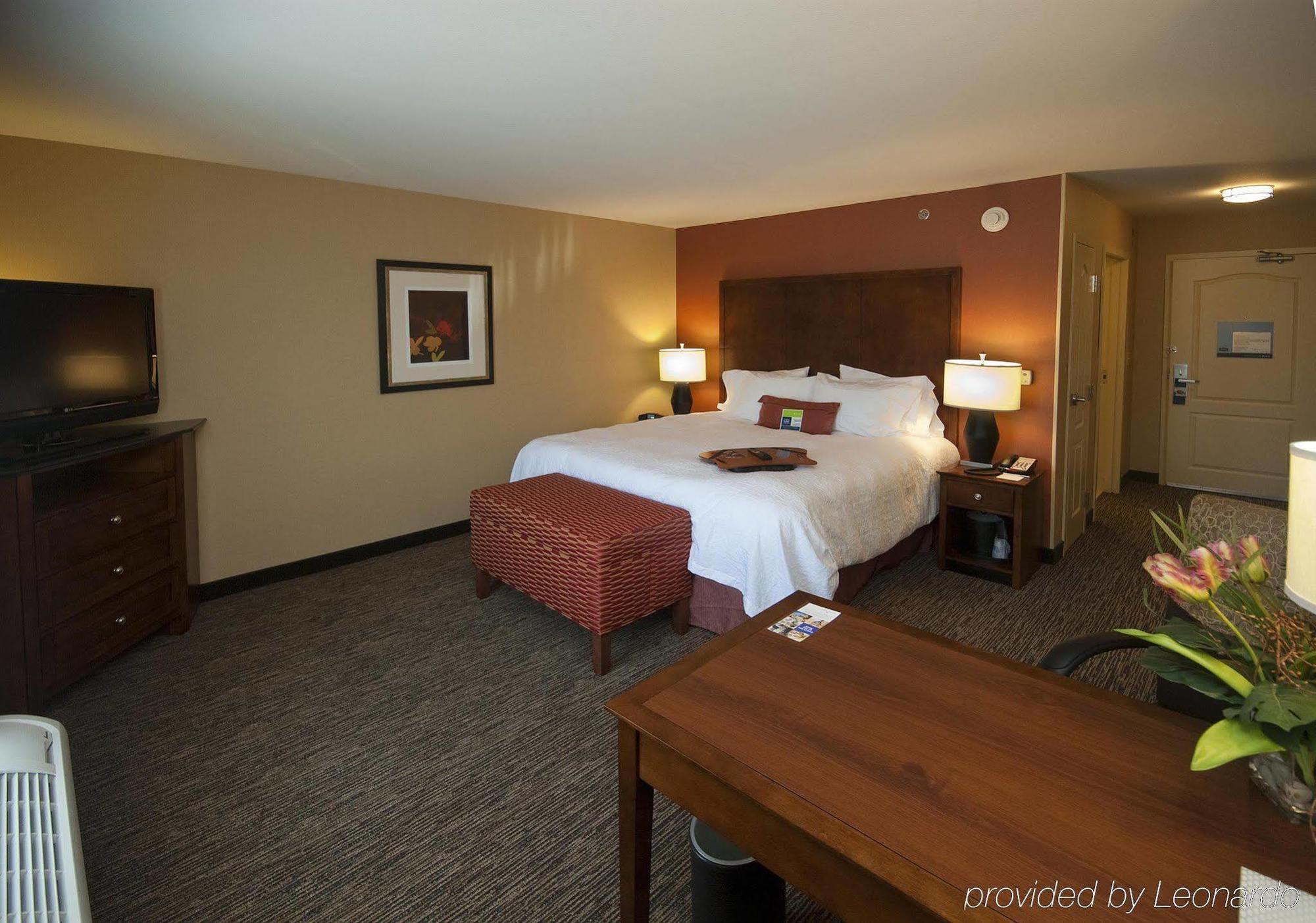 Hampton Inn & Suites Wichita-Northeast Номер фото