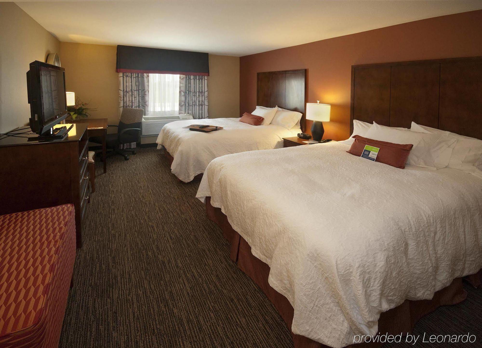 Hampton Inn & Suites Wichita-Northeast Номер фото