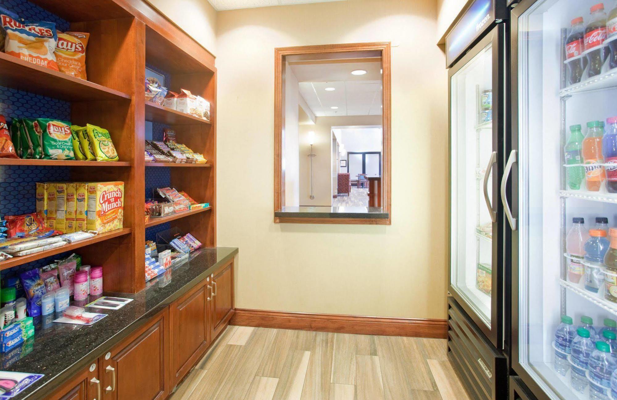 Hampton Inn & Suites Wichita-Northeast Экстерьер фото